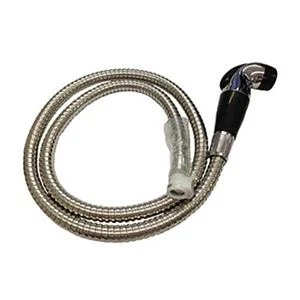 Lebensretter, der die Dusche mit dem Kanister verbindet